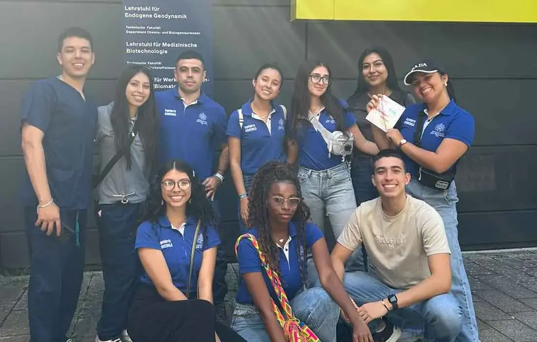 Nueve estudiantes de la carrera de Ingeniería Biomédica de la Universidad Javeriana Cali, acompañados por el director del programa, el profesor Hernán Darío Vargas Cardona, viajaron recientemente a la Friedrich-Alexander-Universität (FAU) en Erlangen, Alemania. Los estudiantes que participaron en esta visita fueron: Camilo Salazar Barney, Karolina María Otero Argel, Laura Isabel Ceballos Rivera, Lady Stefanía Bravo Guzmán, Michelle Stefany Ríos Ortiz, María José Garcés Galarza, Anny Victoria Bejarano Osorio