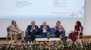 La moderadora, María Elisa Holmes de Organon LATAM, Dra. Rita Peralta, Coordinadora del Programa para Adolescentes Hospital Calderón Guardia Costa Rica, Dr. Miguel Gutiérrez, expresidente de la Sociedad Peruana de Obstétricia y Ginecológia, Dr. Guillermo Galán, investigador principal del Centro de Capacitación e insvestigación Clínica Chile y Dr. Edgar Iván Ortíz, vicepresidente de FIGO, en el panel Retos en educación sexual y reproductiva: Liderazgo, extramuralidad e innovación en educación de salud