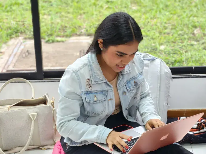 Estudiantes de la Javeriana Cali en clases en el Laboratorio de Logística y Mercadeo