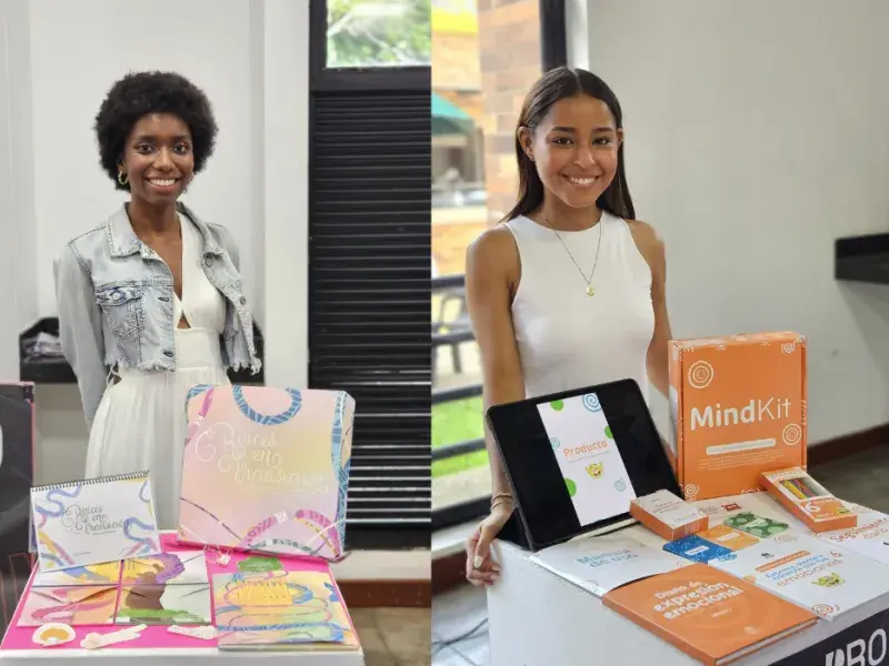 Estudiantes exponiendo en PROYECTA