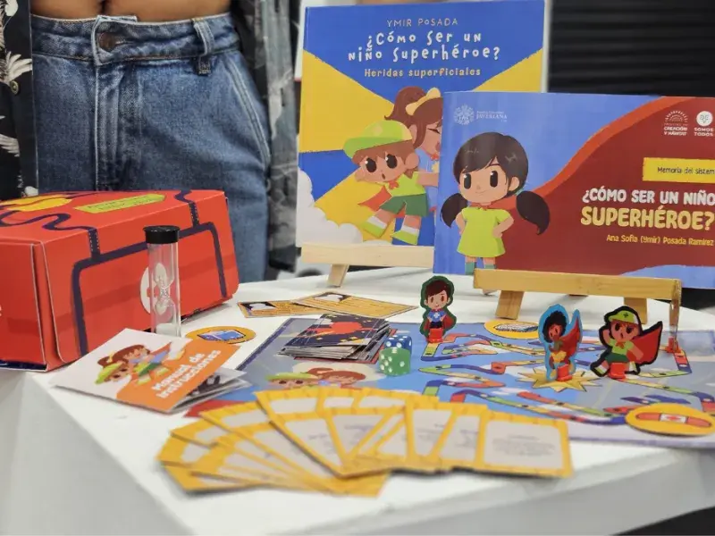 Estudiantes exponiendo en PROYECTA