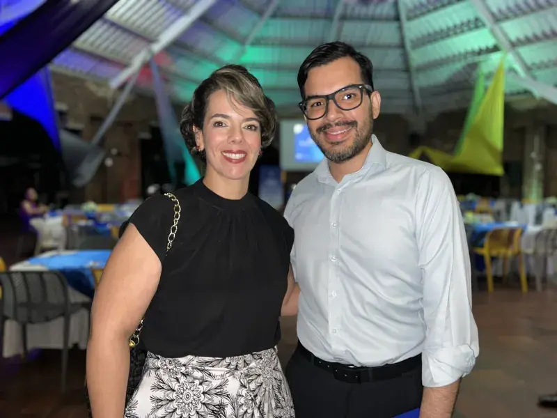 El campus de la Javeriana Cali fue el lugar escogido para reunir, el pasado 21 de noviembre, a varias generaciones de egresados del programa de Derecho, que se reencontraron para destacar la trayectoria de la carrera y recibir reconocimientos en agradecimiento al liderazgo, compromiso y trayectoria de las personas y entidades que han contribuido notablemente al desarrollo del programa. 