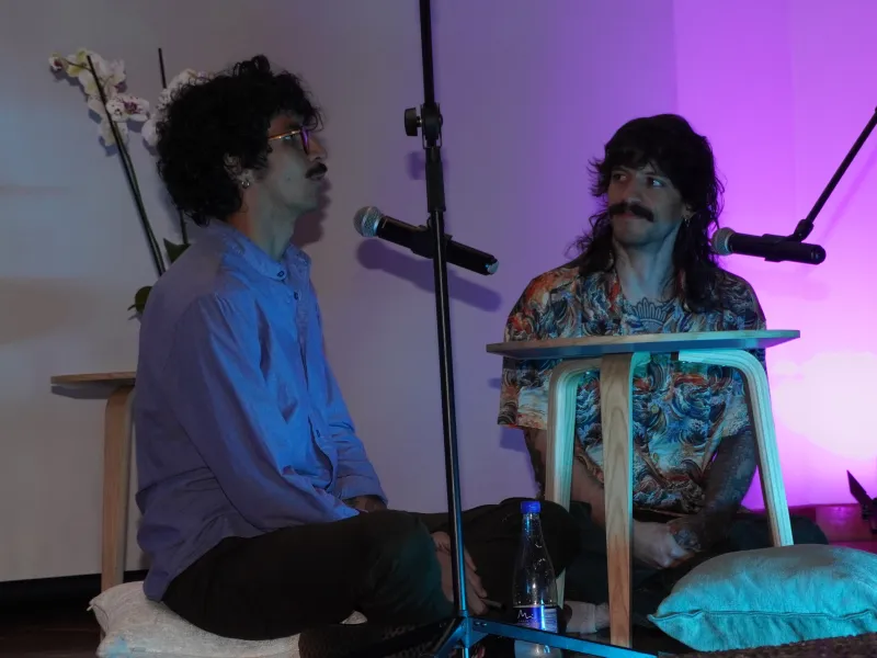 Efraín Rincón e Ignacio Galán, integrantes de Shots de Ciencia   en la charla inaugural de Exposemilleros 2025 